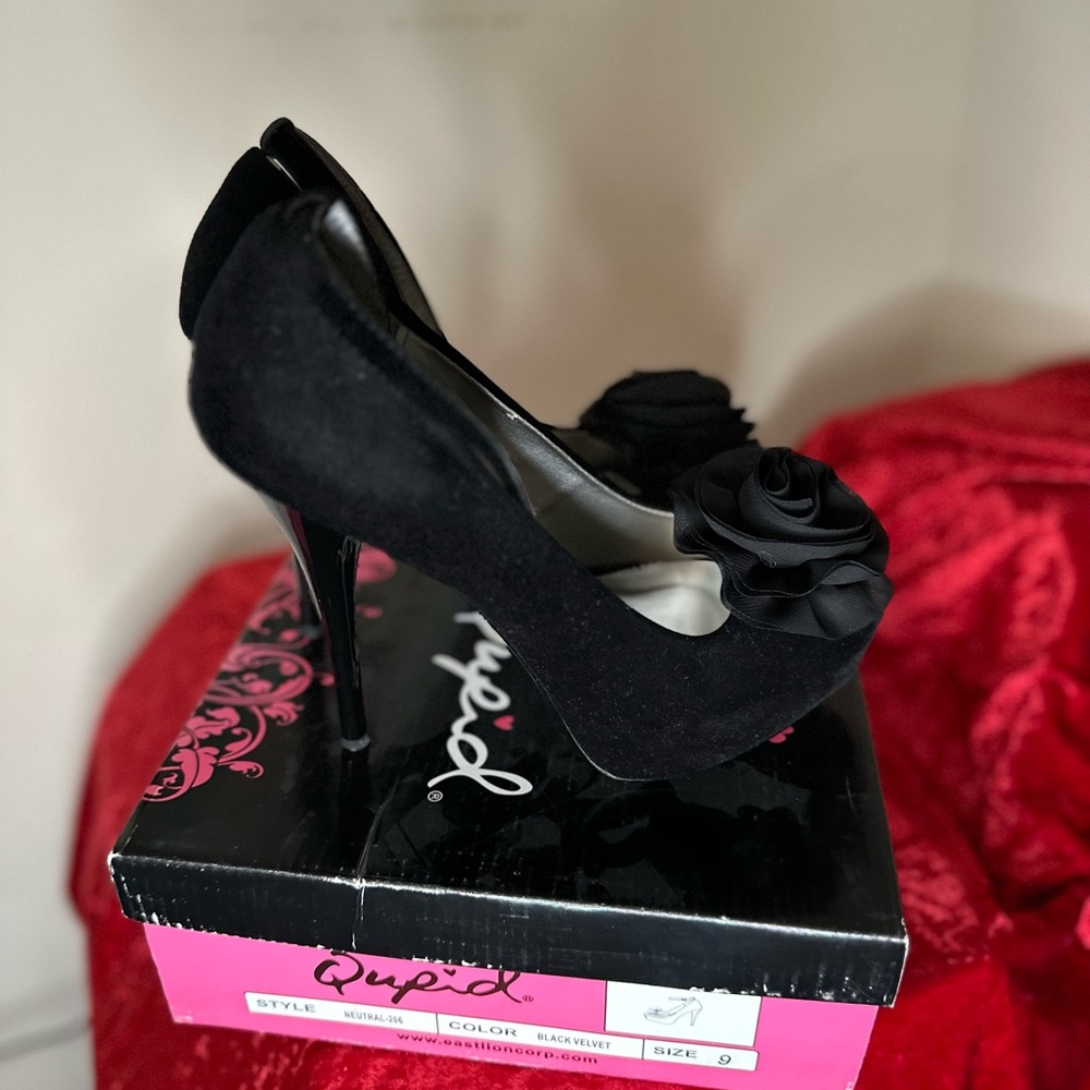QUPID Black Velvet size 9 Super Sexy 5 inch heels with a beautiful flower - Picture 8 of 13